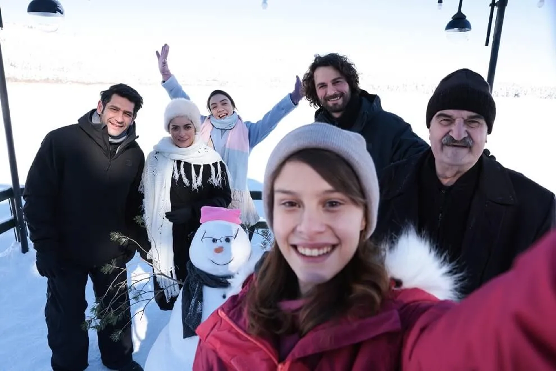 Gizem Katmer, Metin Coskun, Ezgi Mola, Tansel Öngel, Birkan Sokullu, and Merve Dizdar in The Innocents (2020)