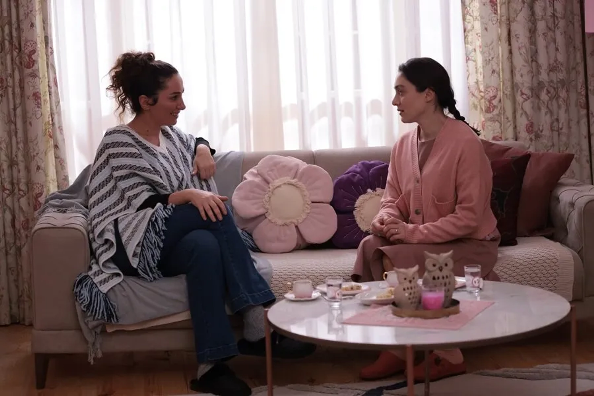 Esra Rusan and Merve Dizdar in The Innocents (2020)