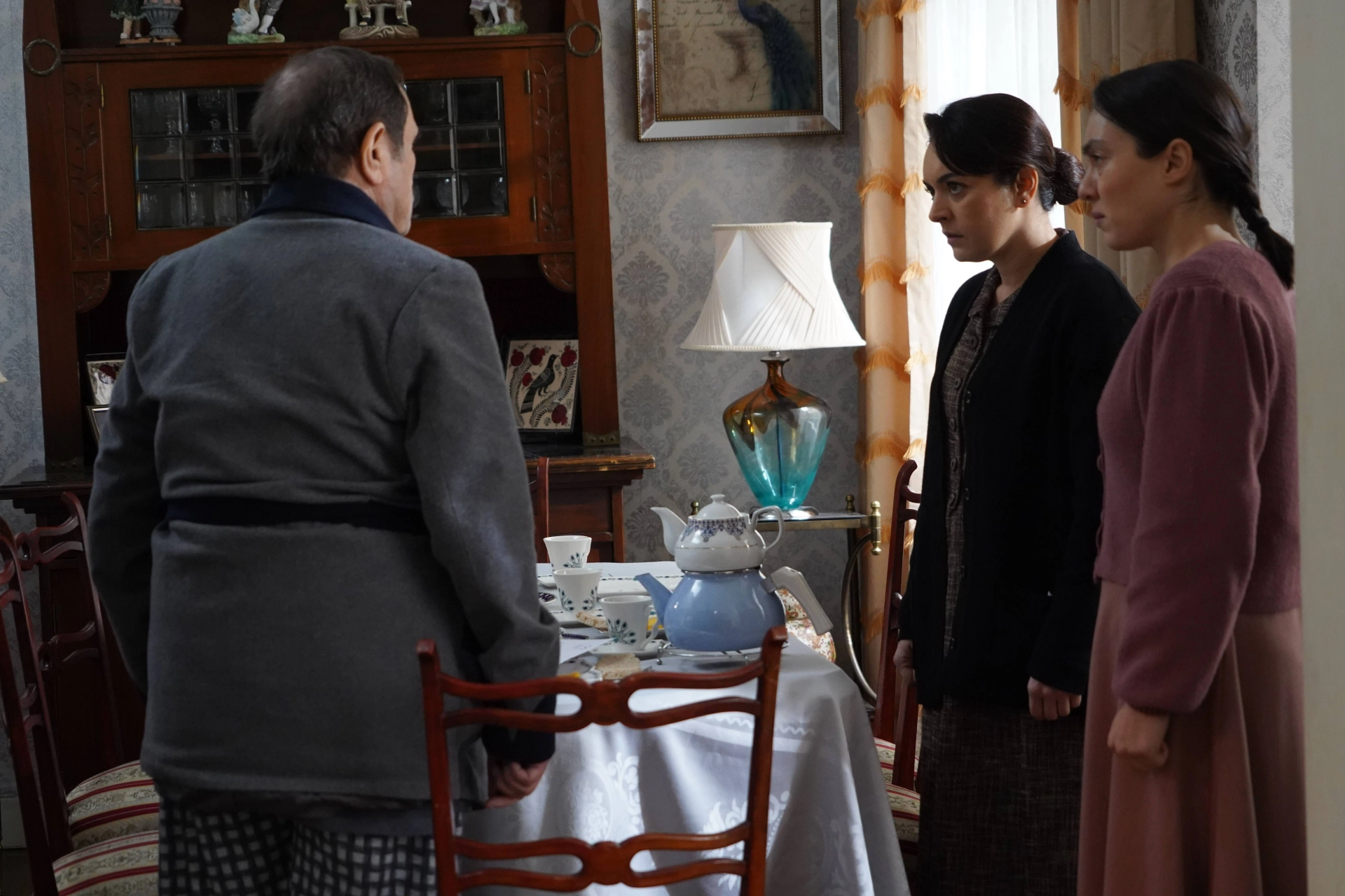 Ezgi Mola and Merve Dizdar in The Innocents (2020)