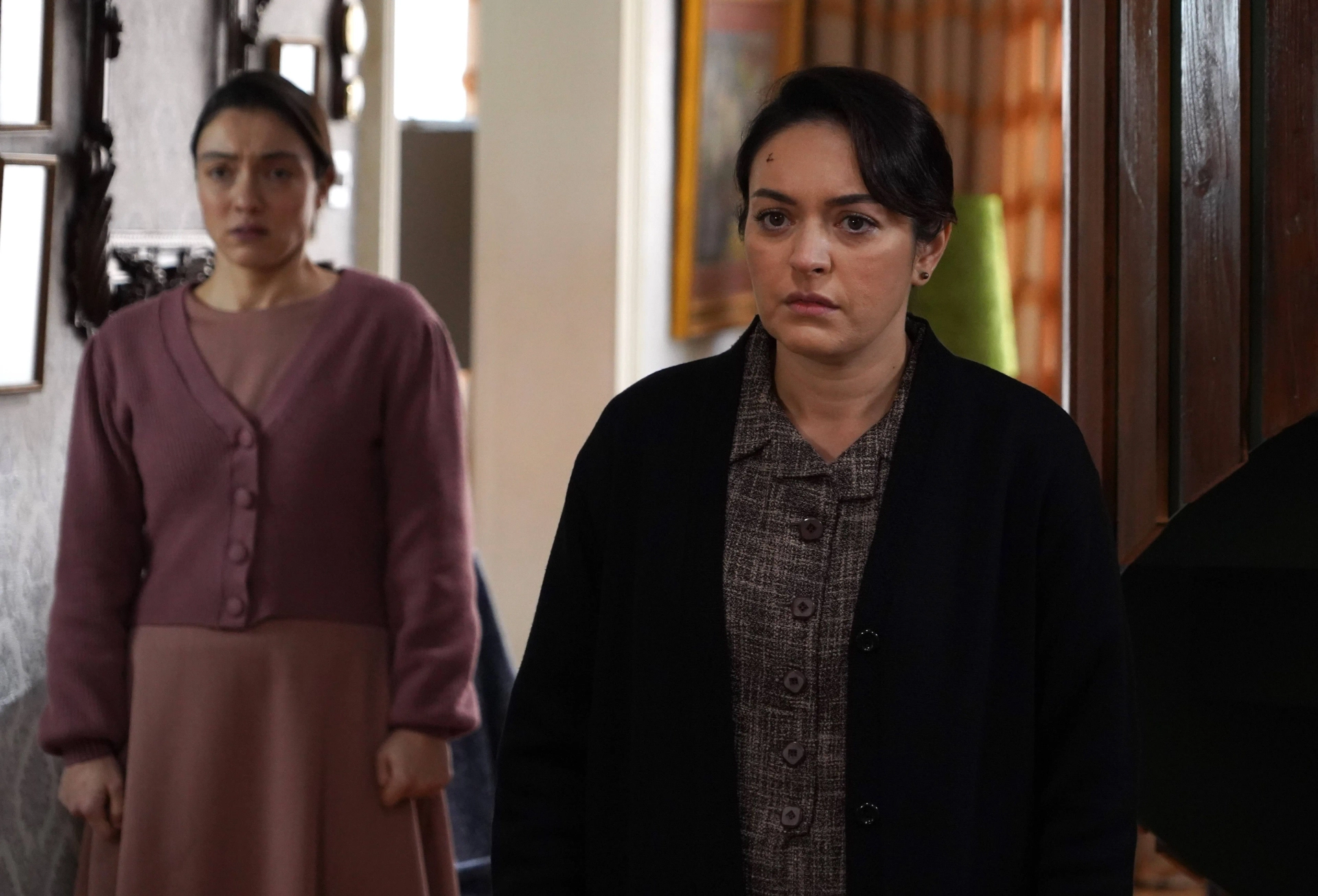 Ezgi Mola and Merve Dizdar in The Innocents (2020)