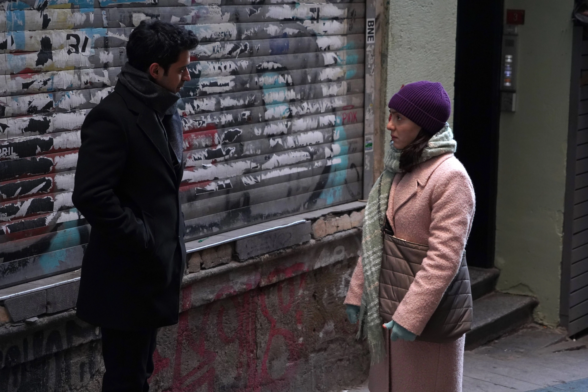 Ugur Uzunel and Merve Dizdar in The Innocents (2020)