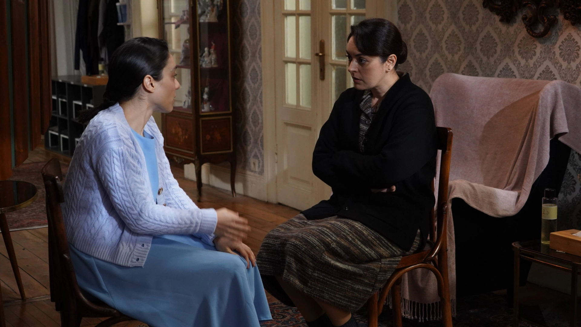 Ezgi Mola and Merve Dizdar in The Innocents (2020)