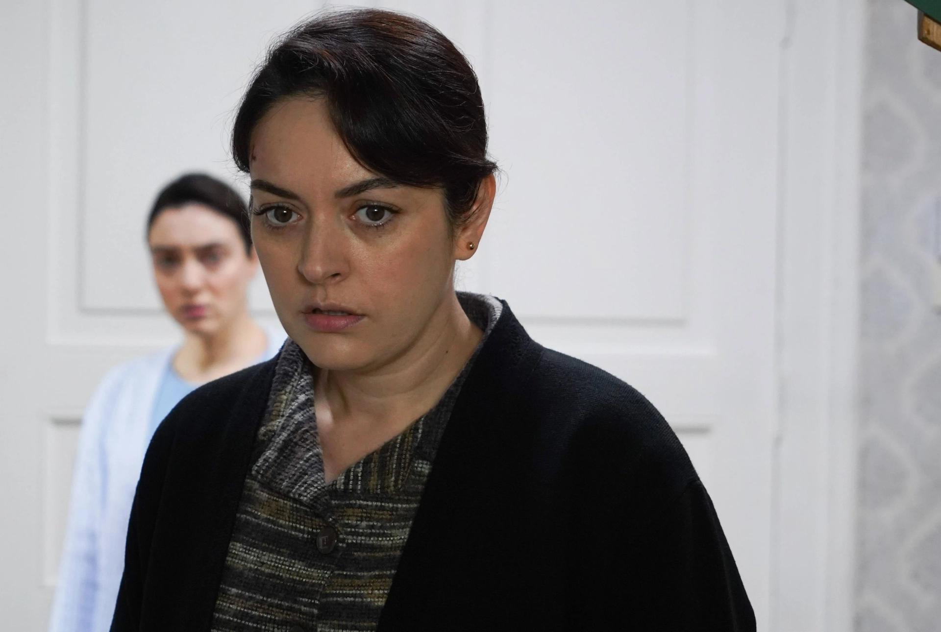 Ezgi Mola and Merve Dizdar in The Innocents (2020)