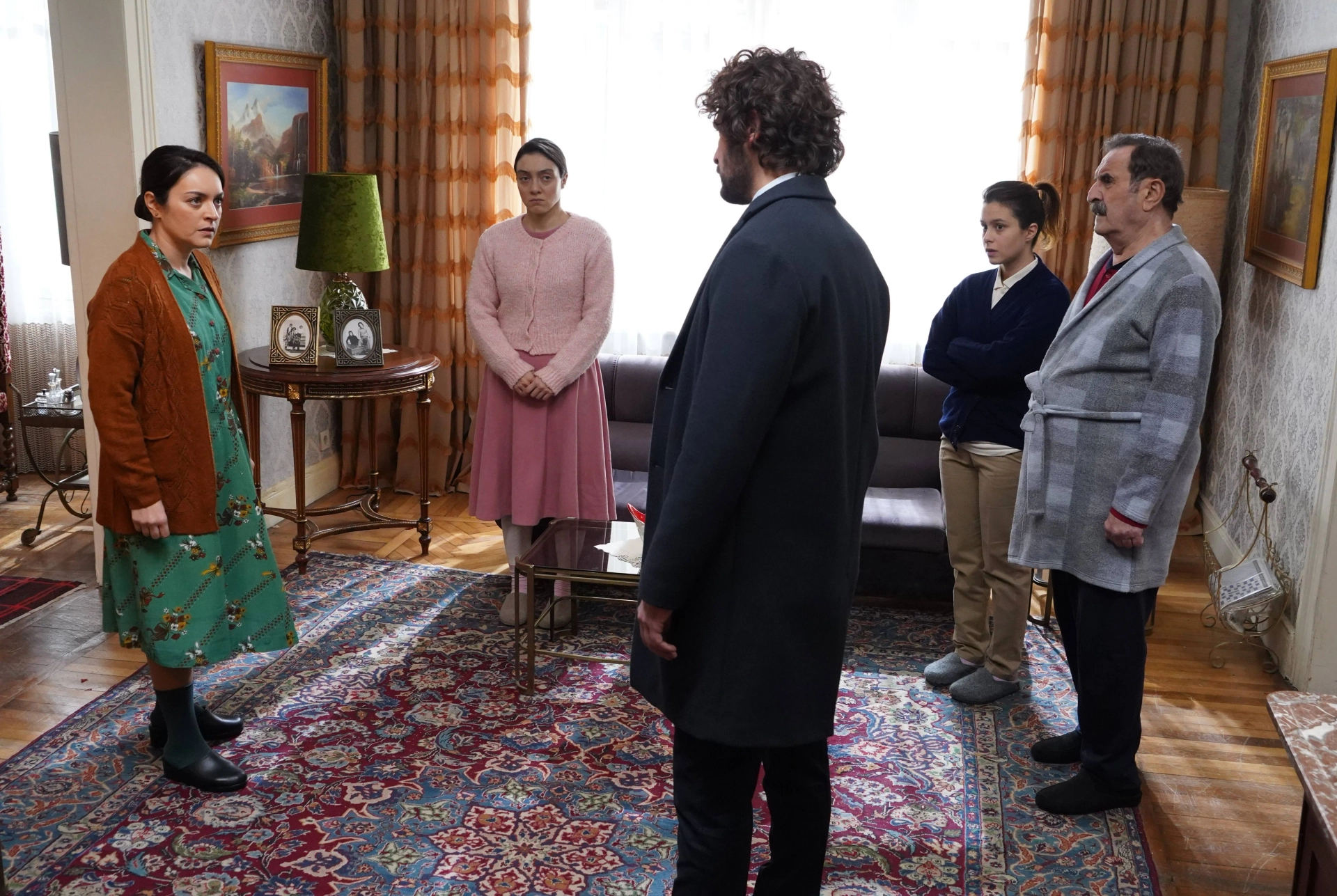 Gizem Katmer, Metin Coskun, Ezgi Mola, Birkan Sokullu, and Merve Dizdar in The Innocents (2020)