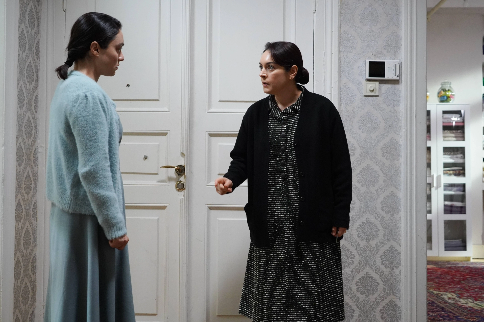 Ezgi Mola and Merve Dizdar in The Innocents (2020)