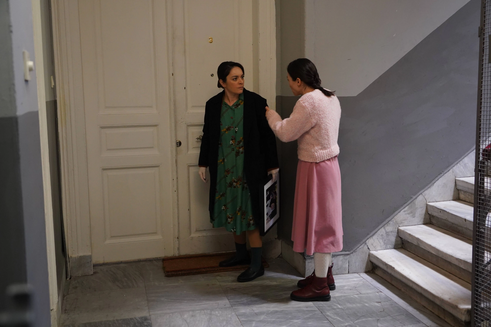 Ezgi Mola and Merve Dizdar in The Innocents (2020)