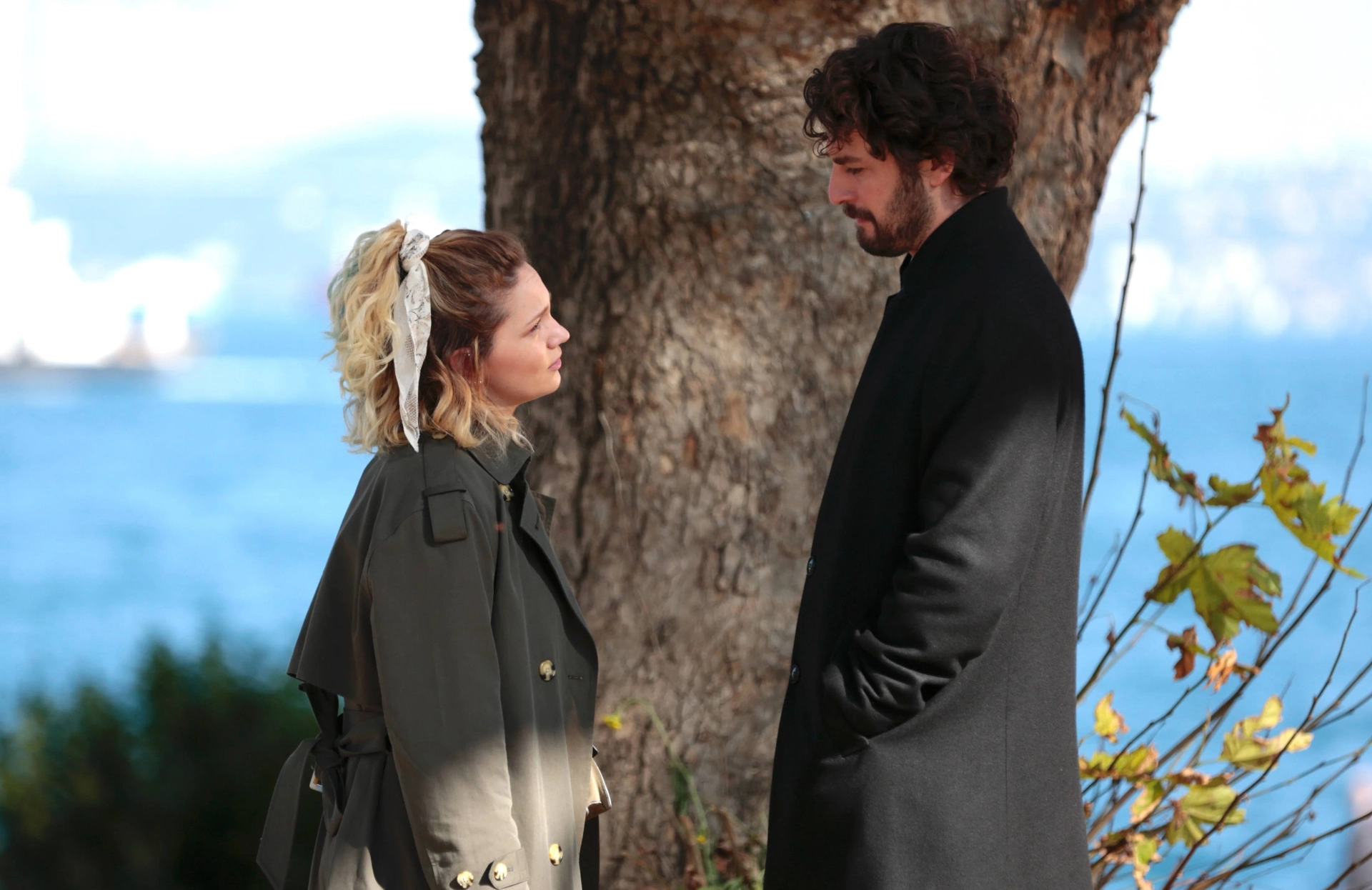 Birkan Sokullu and Farah Zeynep Abdullah in The Innocents (2020)