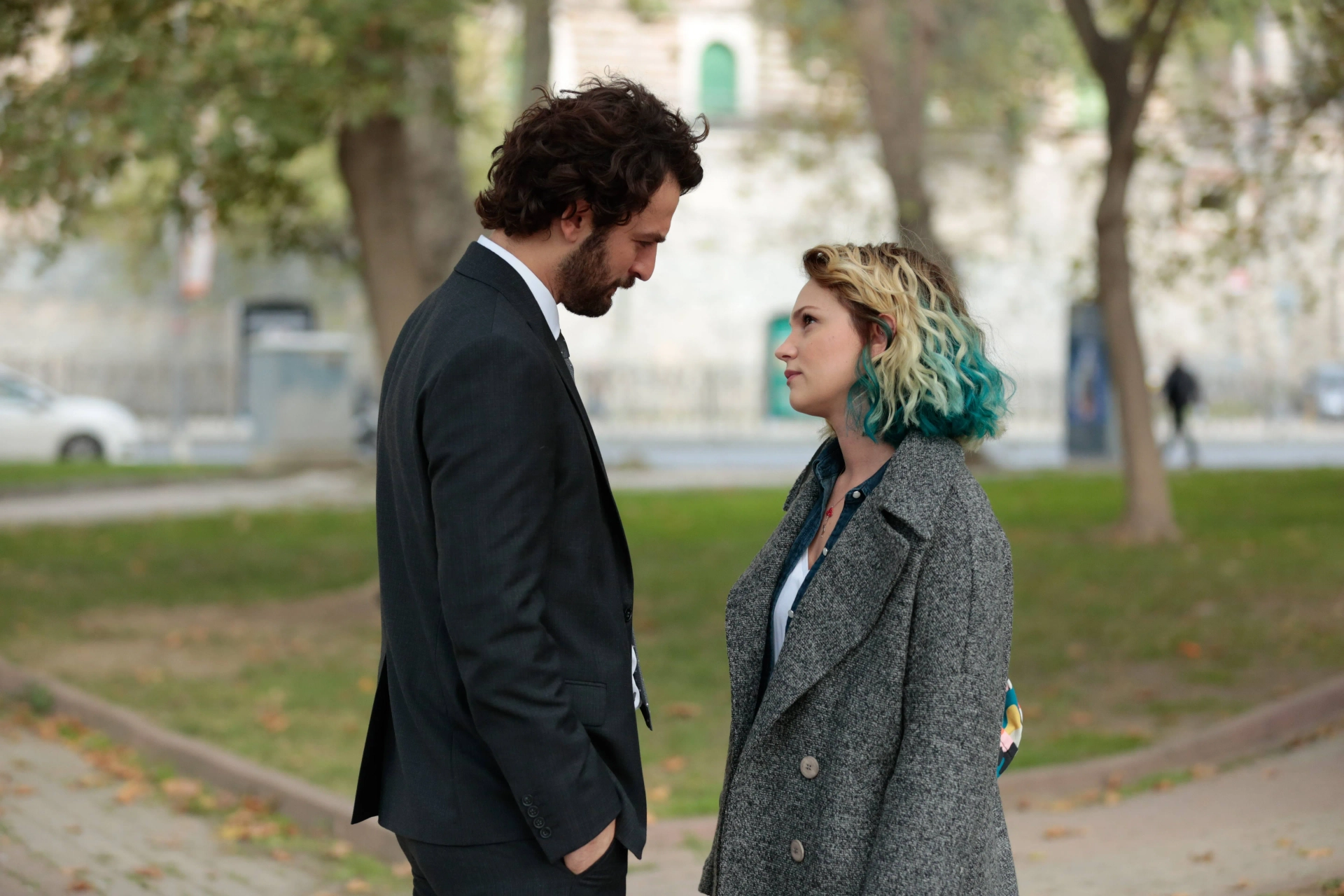 Birkan Sokullu and Farah Zeynep Abdullah in The Innocents (2020)