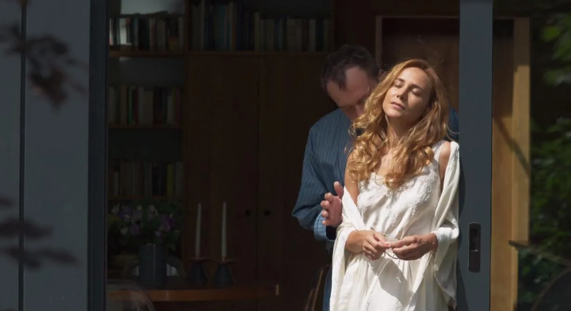 Okan Yalabik and Burçin Terzioglu in The Protector (2018)