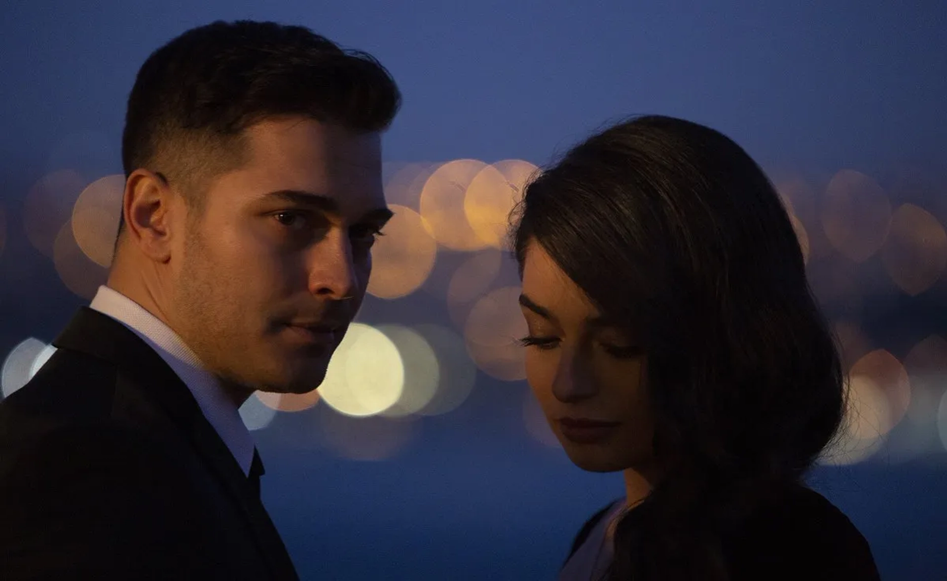 Çagatay Ulusoy and Ayça Aysin Turan in The Protector (2018)