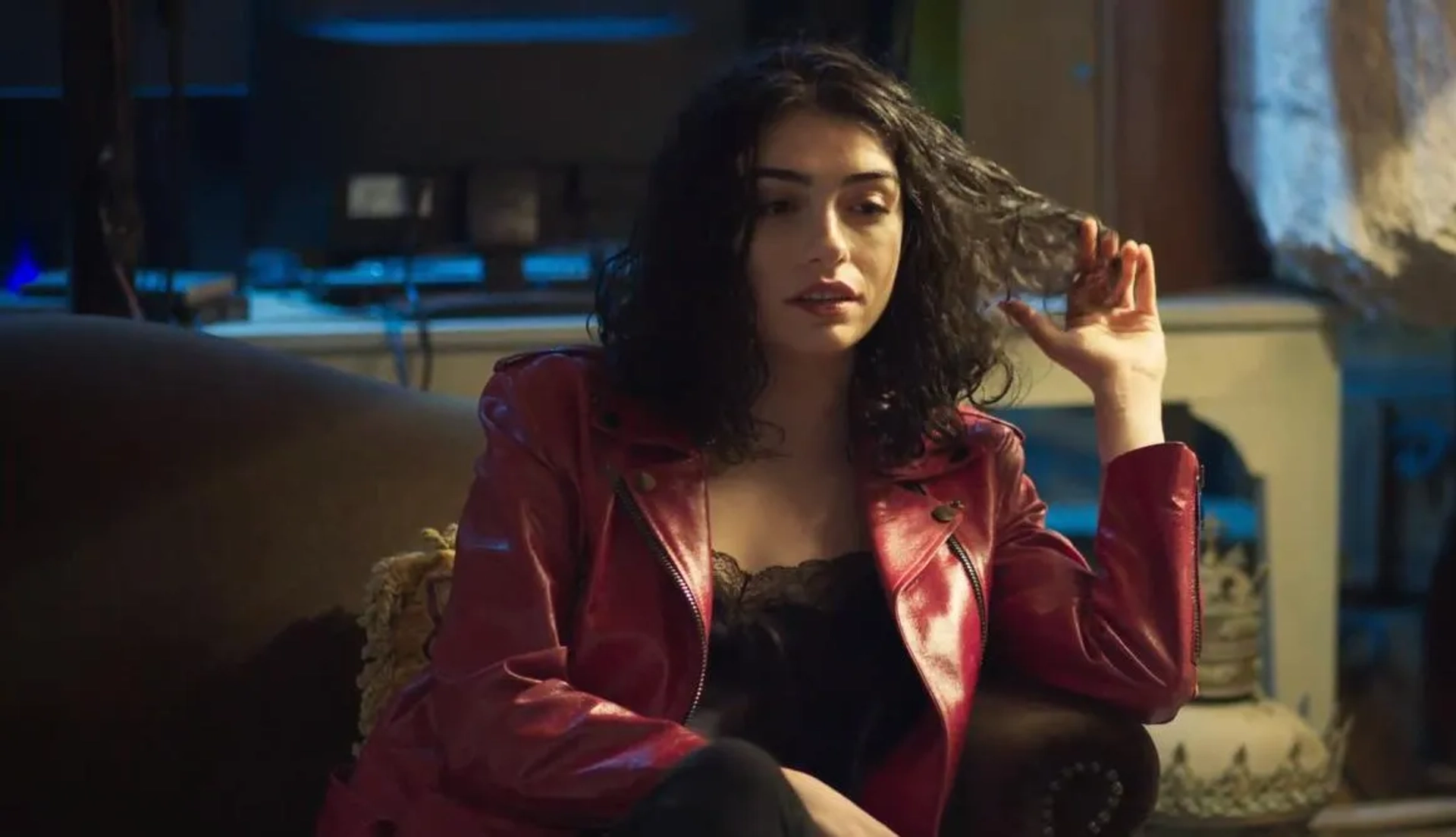 Hazar Ergüçlü in The Protector (2018)