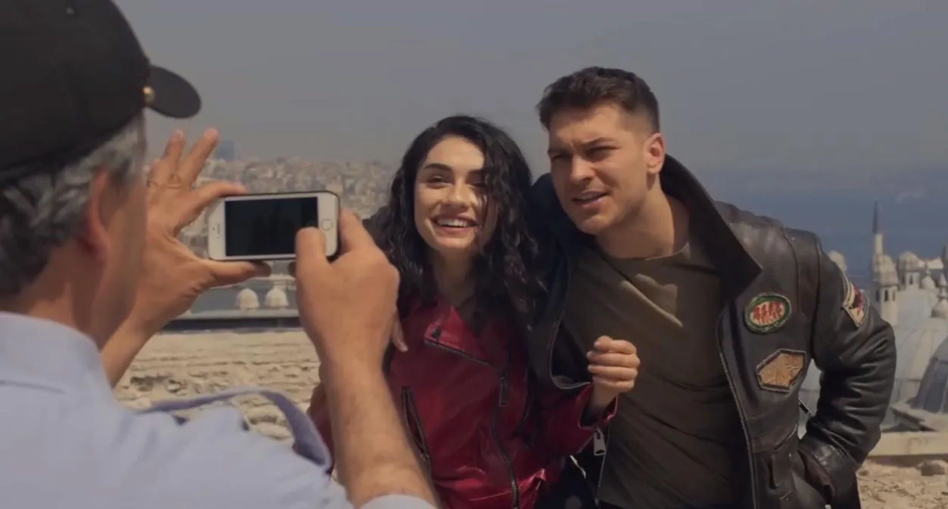 Çagatay Ulusoy and Hazar Ergüçlü in The Protector (2018)