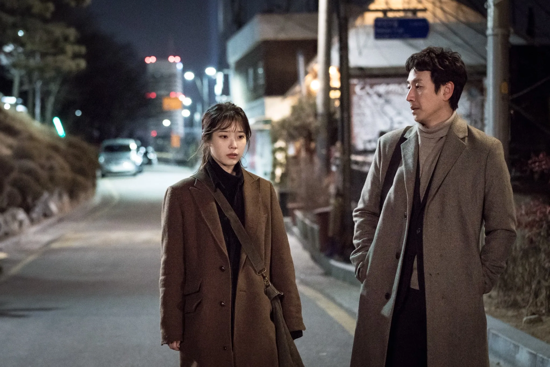 Lee Sun-kyun and Ji-eun Lee in My Mister (2018)