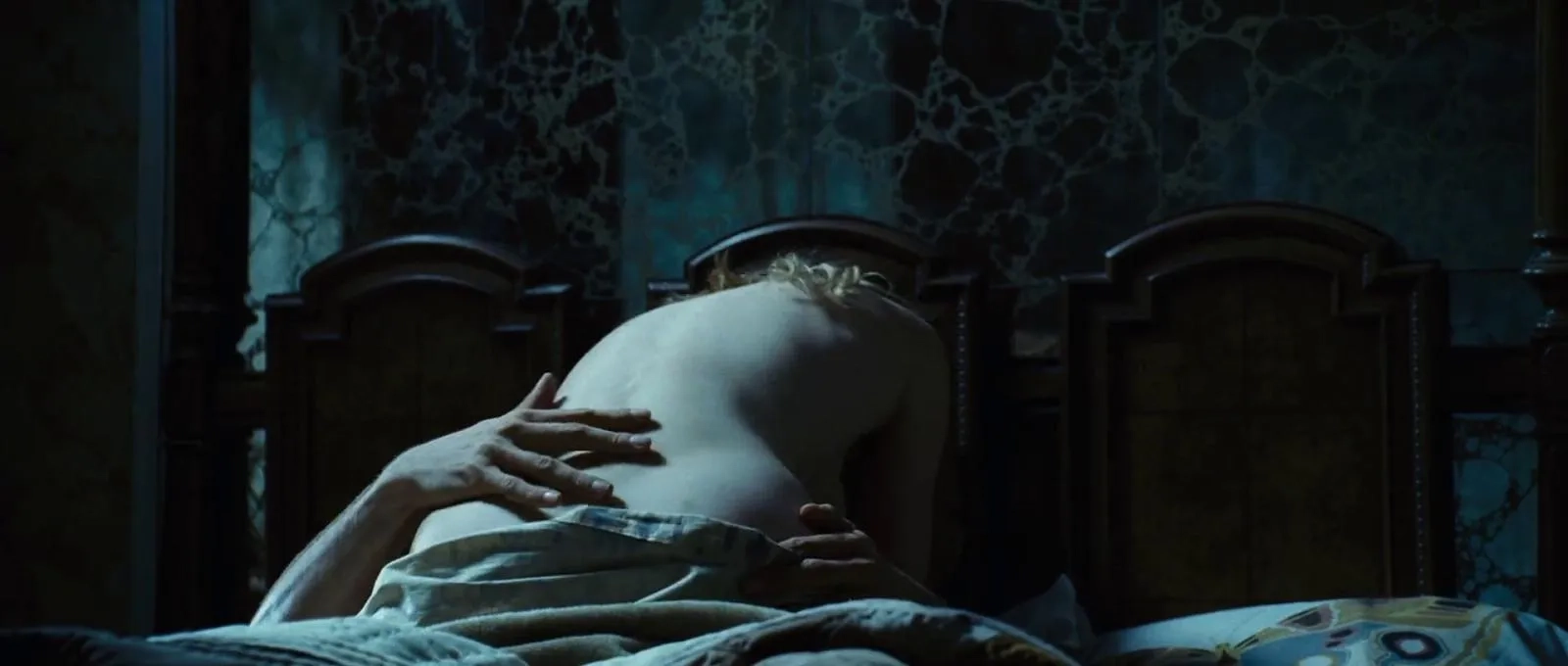 Ryan Reynolds and Melissa George in The Amityville Horror (2005)