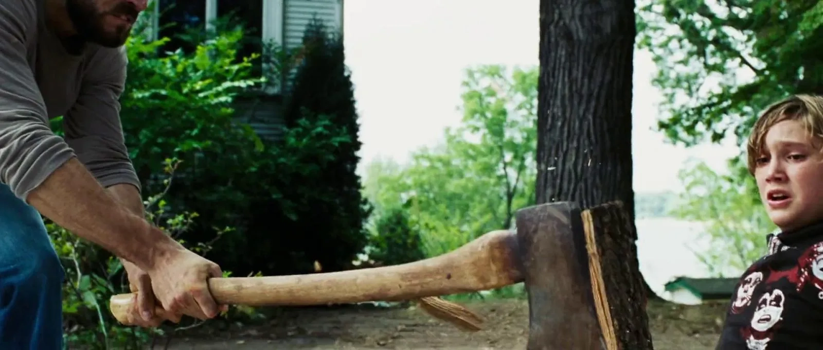 Ryan Reynolds and Jesse James in The Amityville Horror (2005)