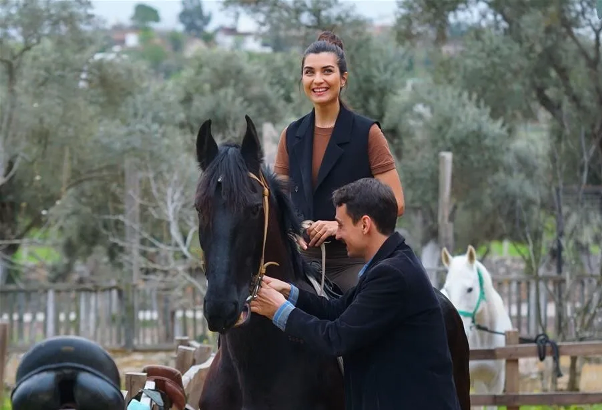 Tuba Büyüküstün and Edip Tepeli in The Ambassador's Daughter (2019)