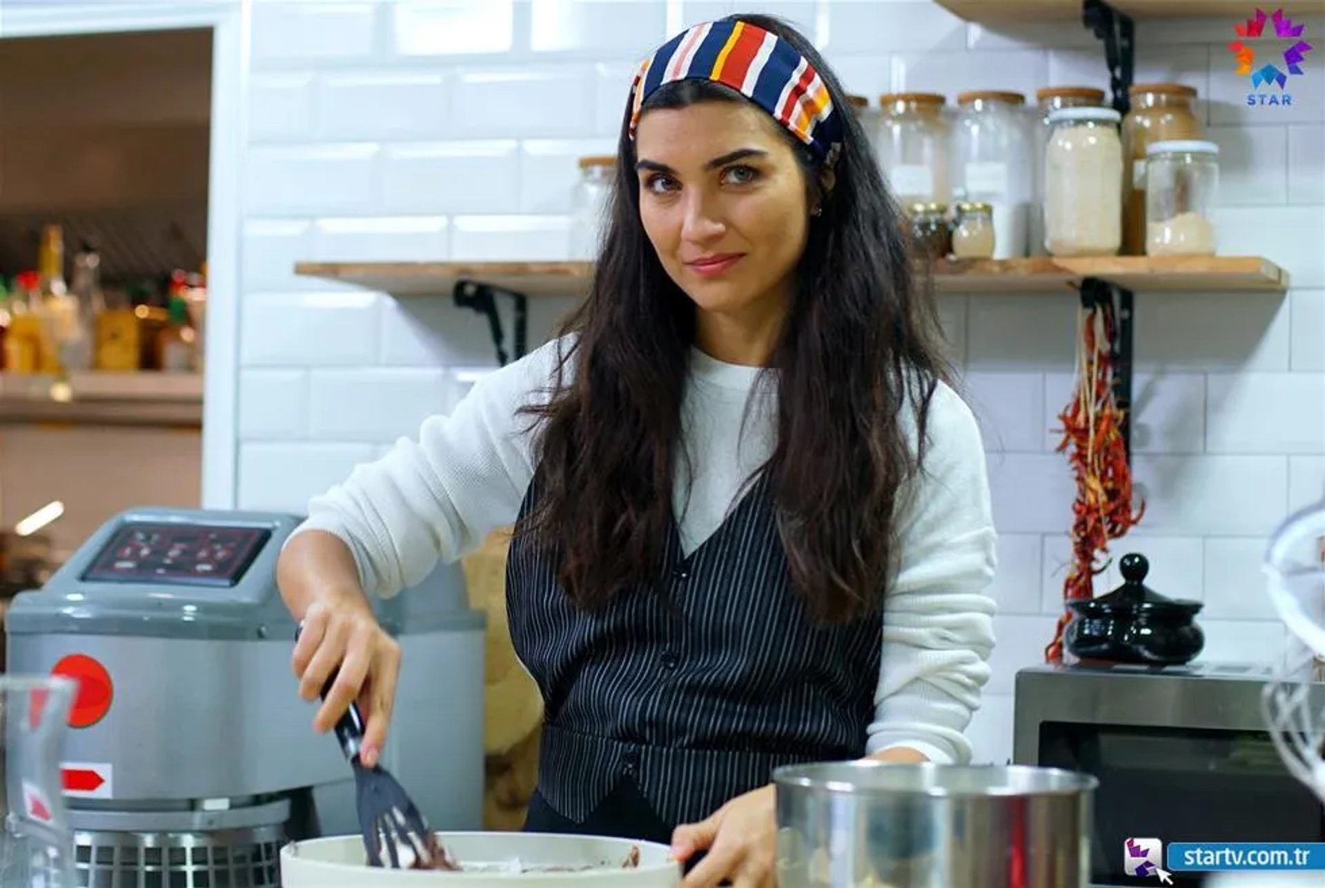 Tuba Büyüküstün in The Ambassador's Daughter (2019)