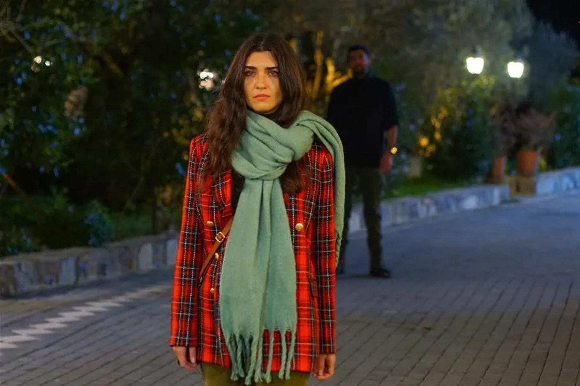 Tuba Büyüküstün and Engin Akyürek in The Ambassador's Daughter (2019)