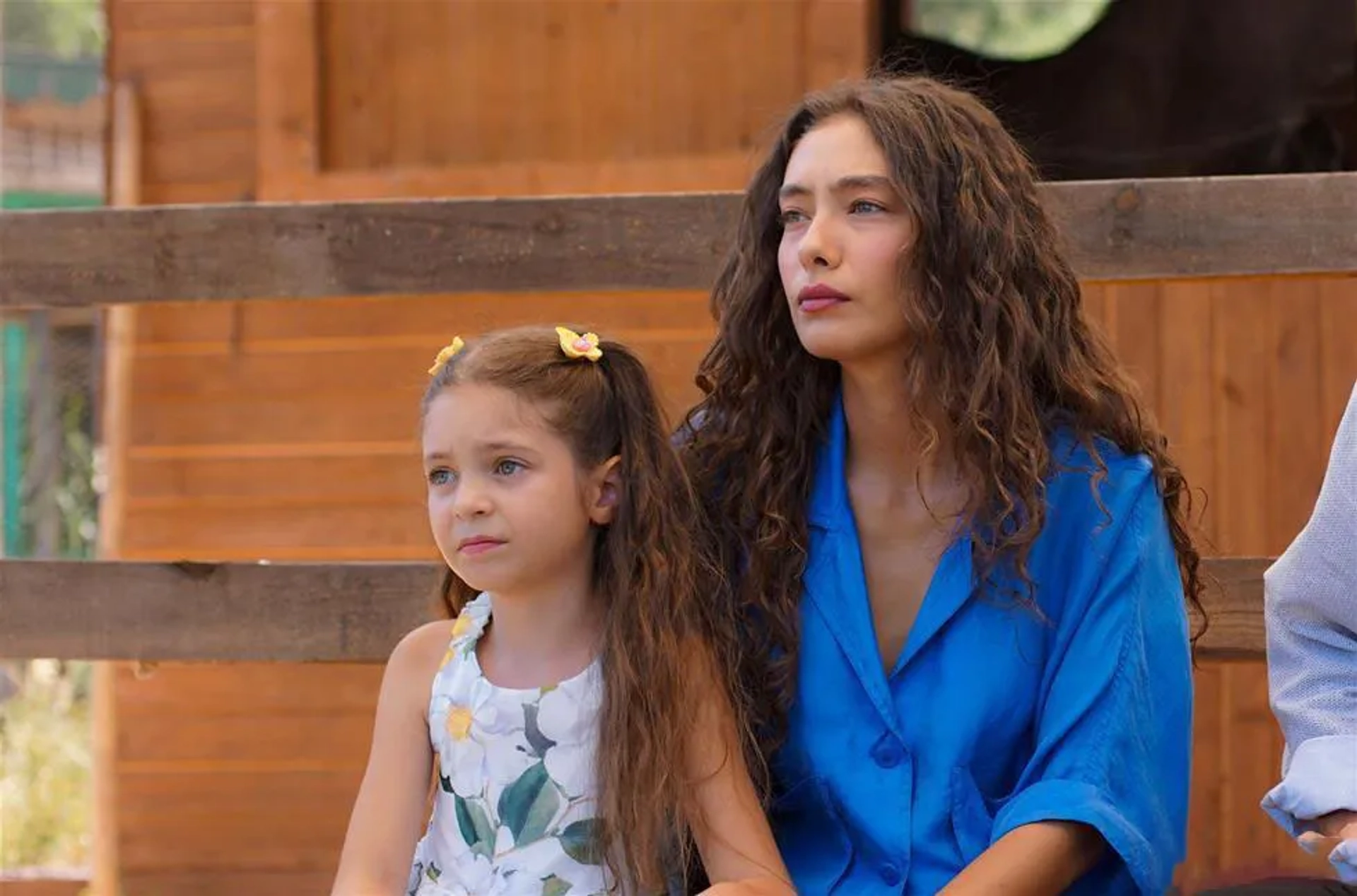 Beren Gençalp and Neslihan Atagül in The Ambassador's Daughter (2019)