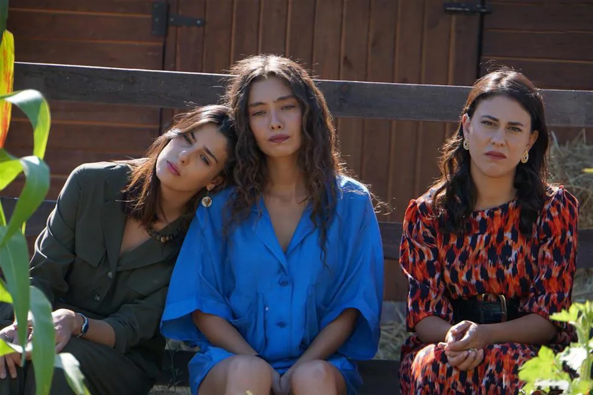 Neslihan Atagül, Hivda Zizan Alp, and Cemre Öktem in The Ambassador's Daughter (2019)