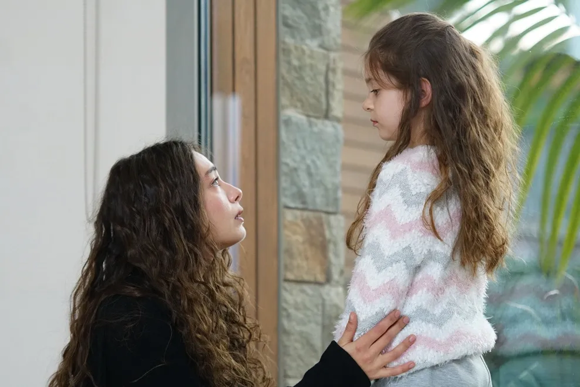 Beren Gençalp and Neslihan Atagül in The Ambassador's Daughter (2019)