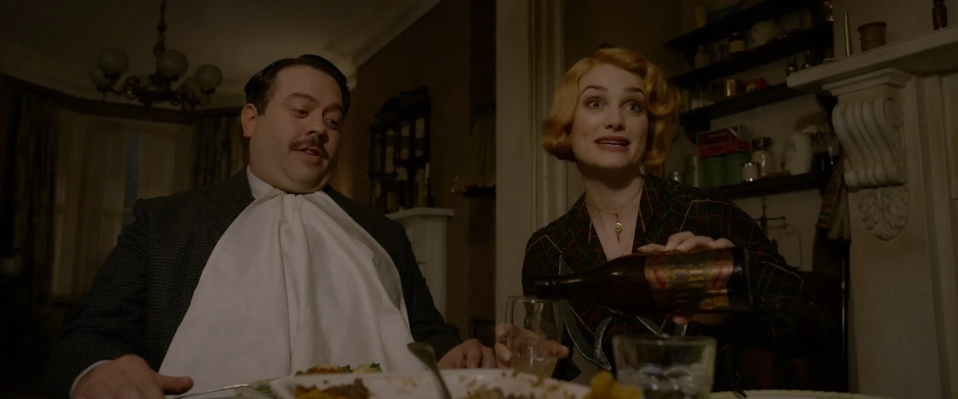 Dan Fogler and Alison Sudol in Fantastic Beasts: The Crimes of Grindelwald (2018)