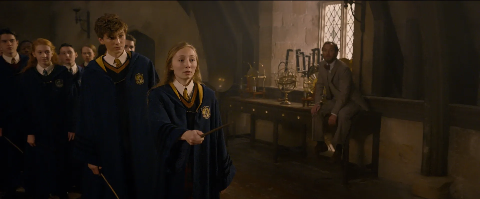 Jude Law and Joshua Shea in Fantastic Beasts: The Crimes of Grindelwald (2018)