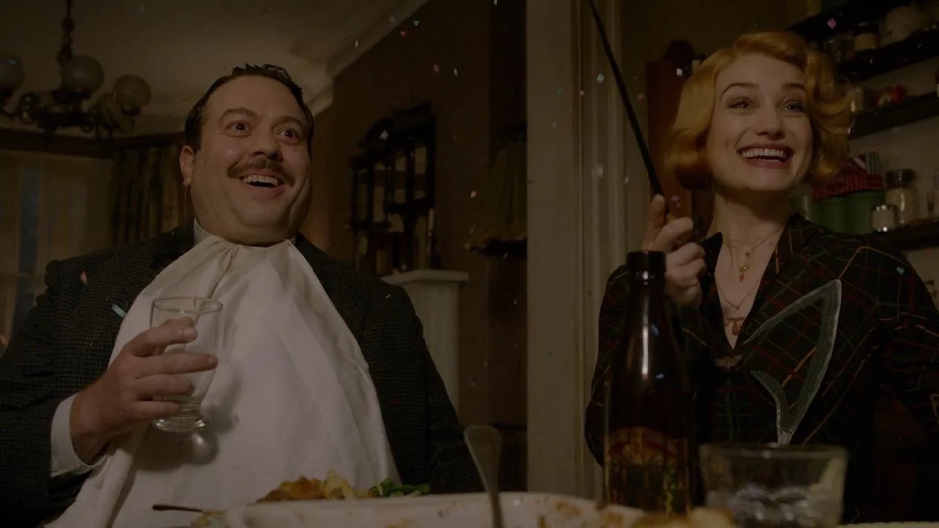 Dan Fogler and Alison Sudol in Fantastic Beasts: The Crimes of Grindelwald (2018)