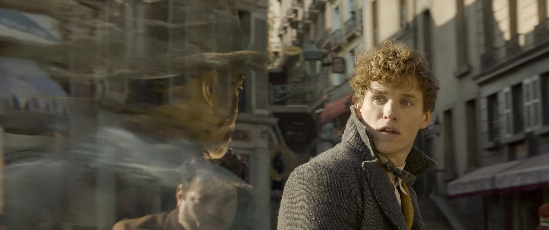 Dan Fogler and Eddie Redmayne in Fantastic Beasts: The Crimes of Grindelwald (2018)