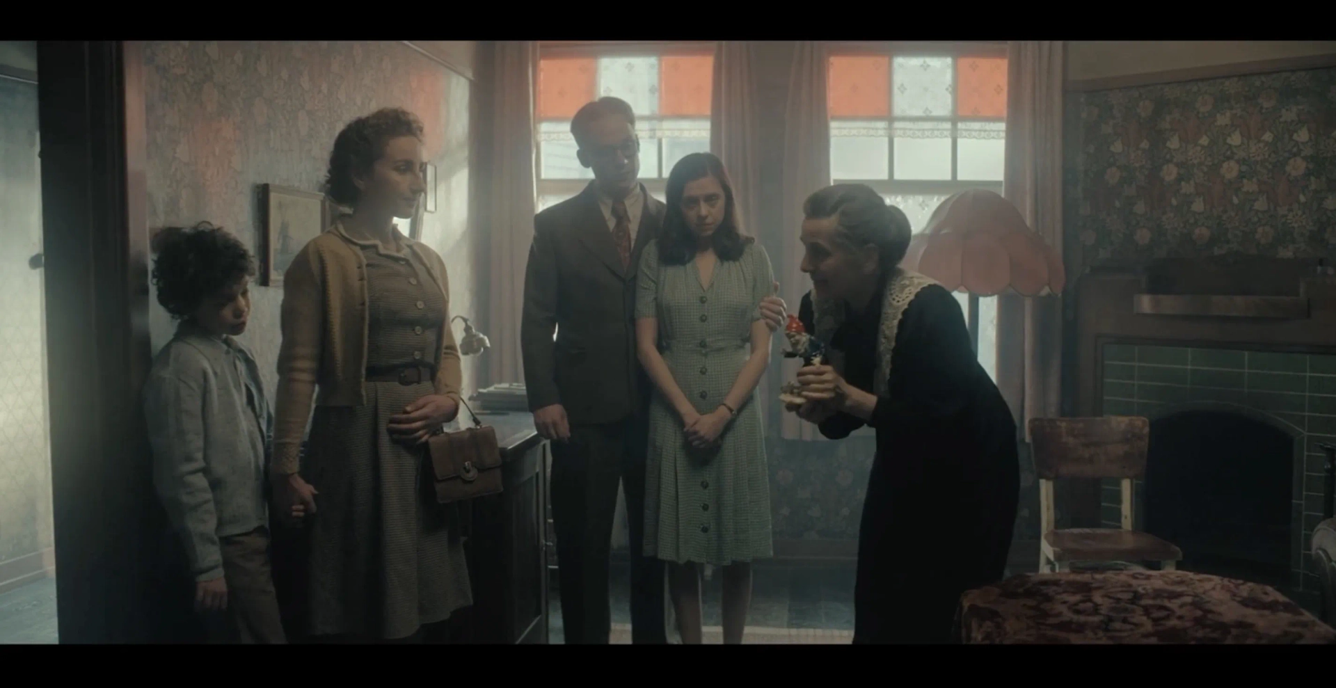 Still of Bel Powley, Joe Cole, Liza Sadovy and Judith Georgi in A Small Light