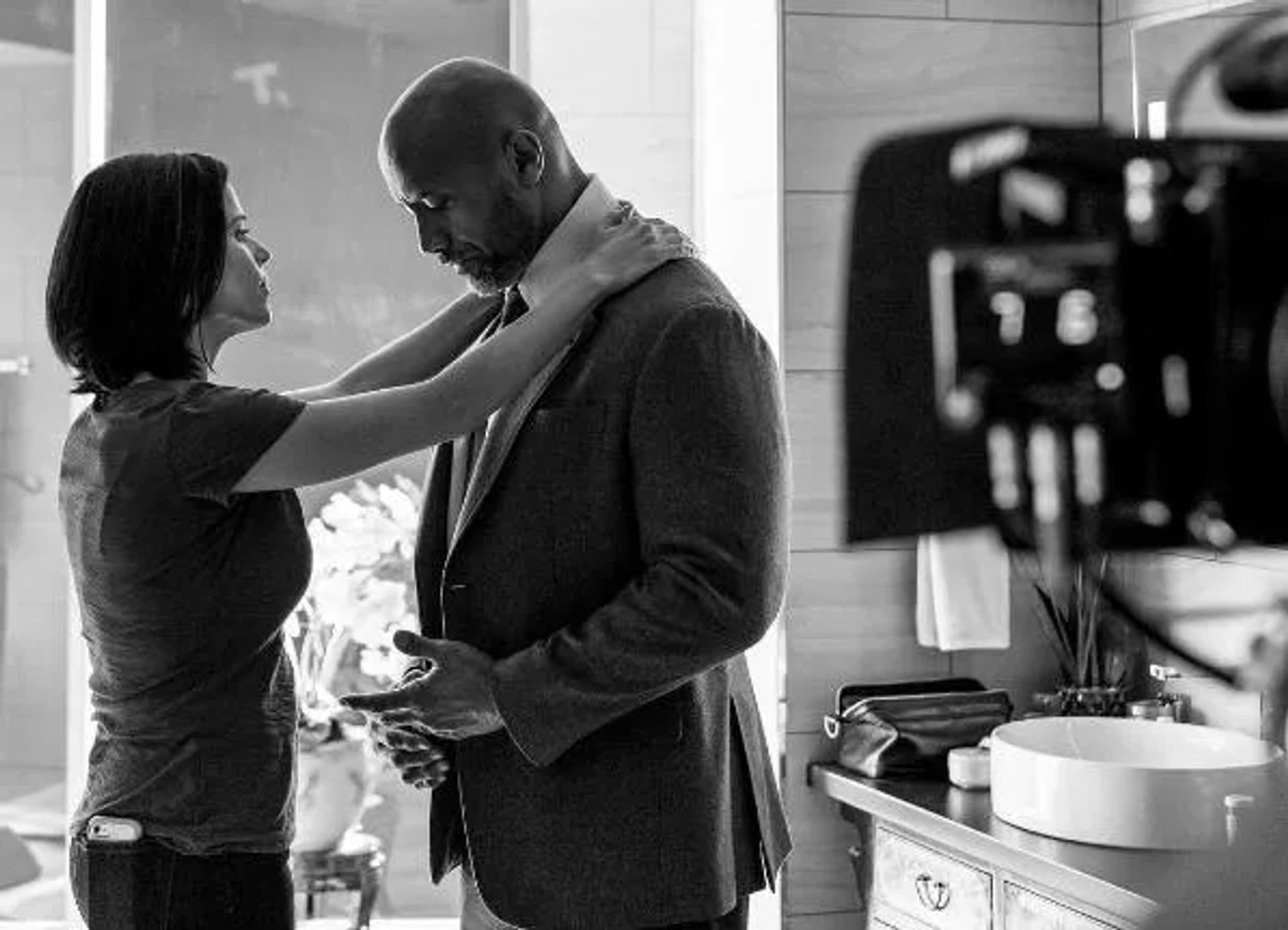 Neve Campbell and Dwayne Johnson in Skyscraper (2018)