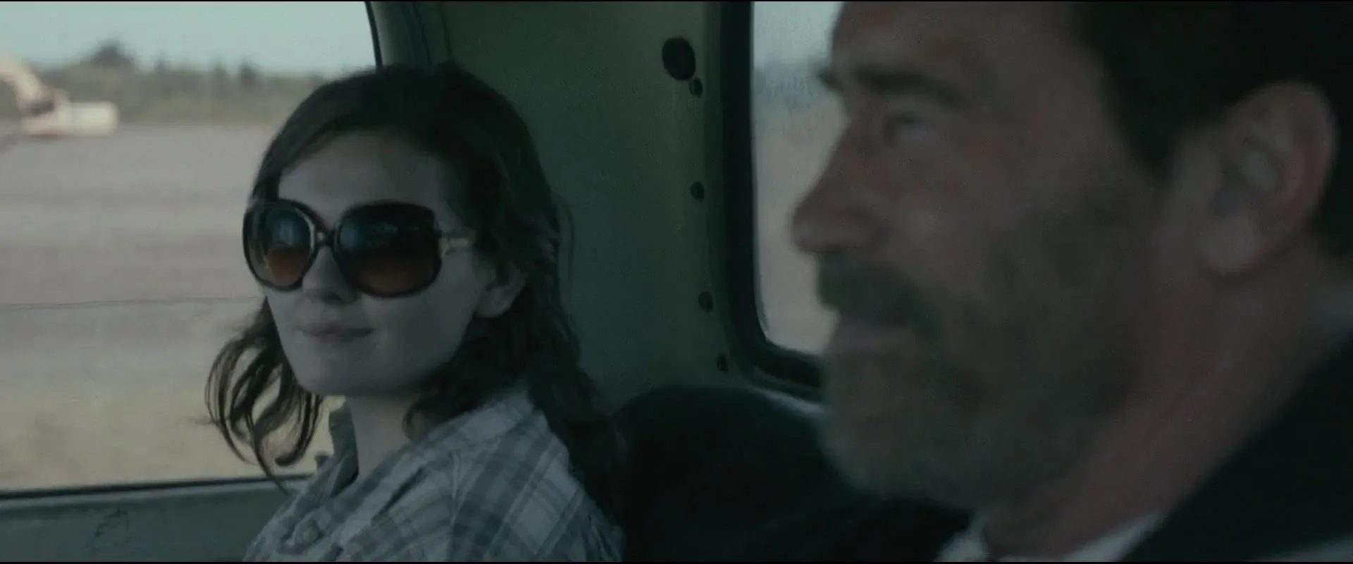 Arnold Schwarzenegger and Abigail Breslin in Maggie (2015)