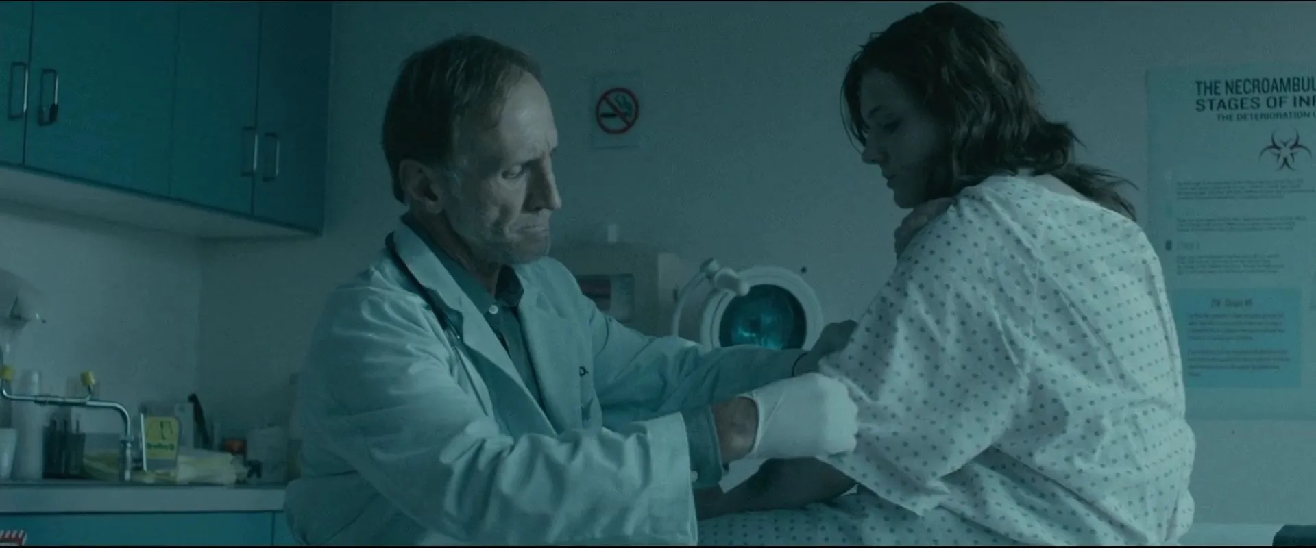 Abigail Breslin and Jodie Moore in Maggie (2015)