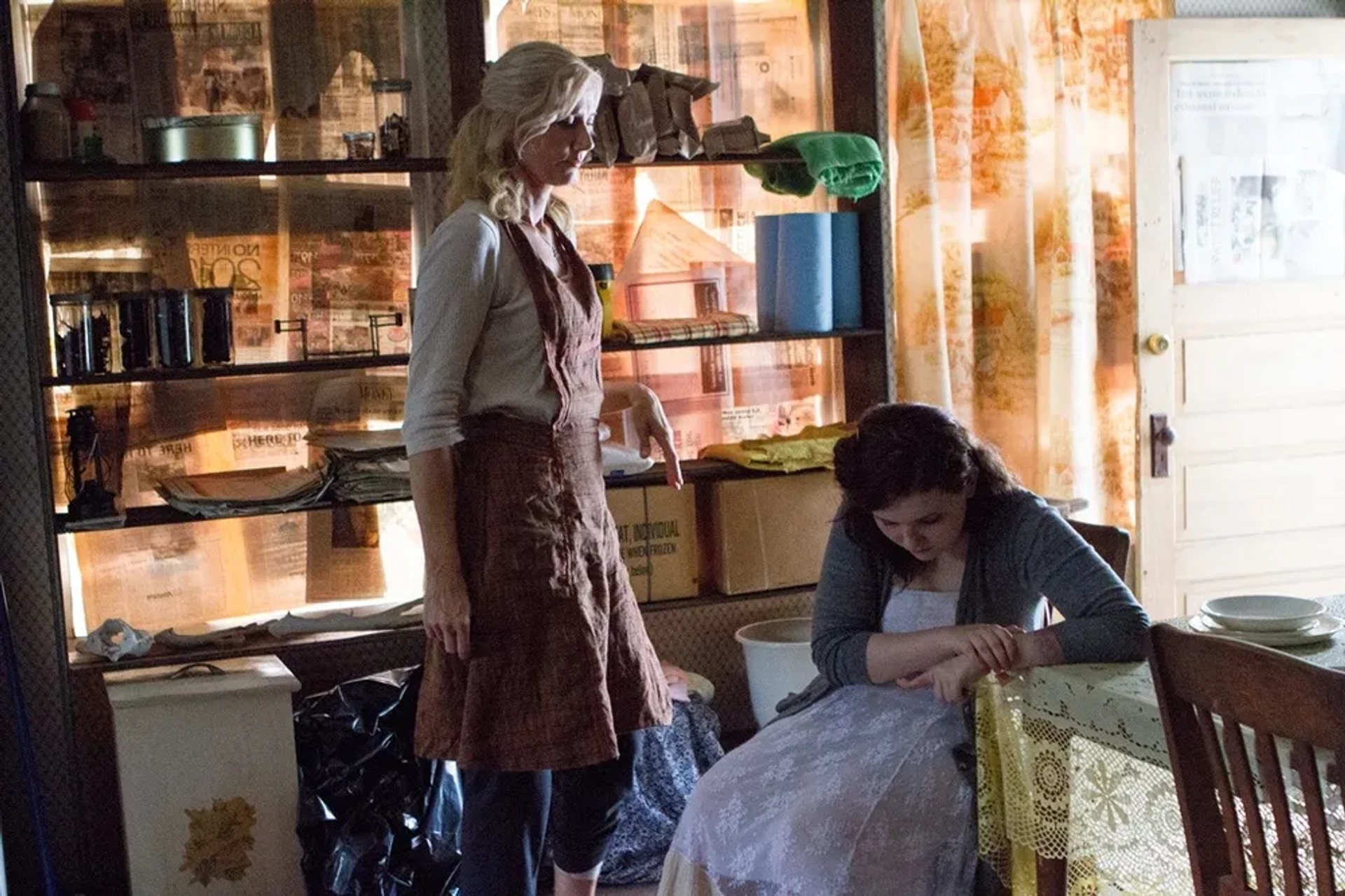 Joely Richardson and Abigail Breslin in Maggie (2015)