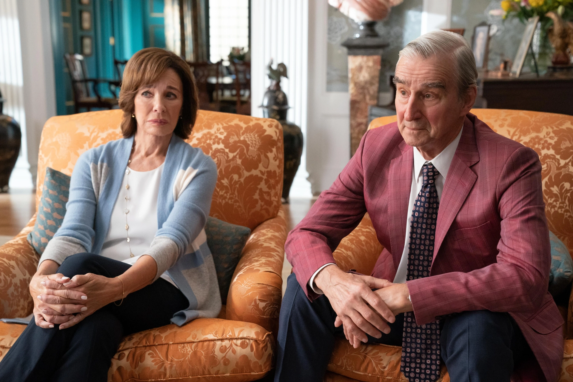 Anne Archer and Sam Waterston in The Dropout (2022)