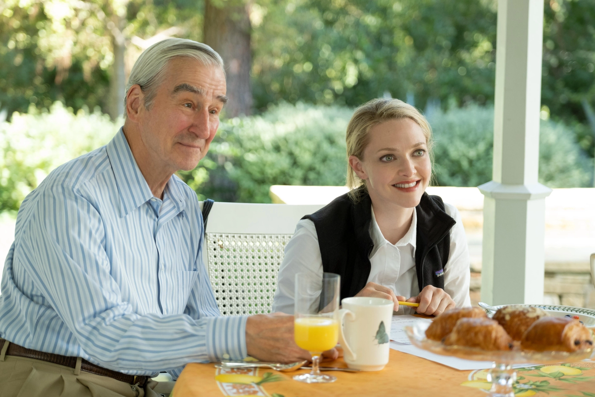 Sam Waterston and Amanda Seyfried in The Dropout (2022)