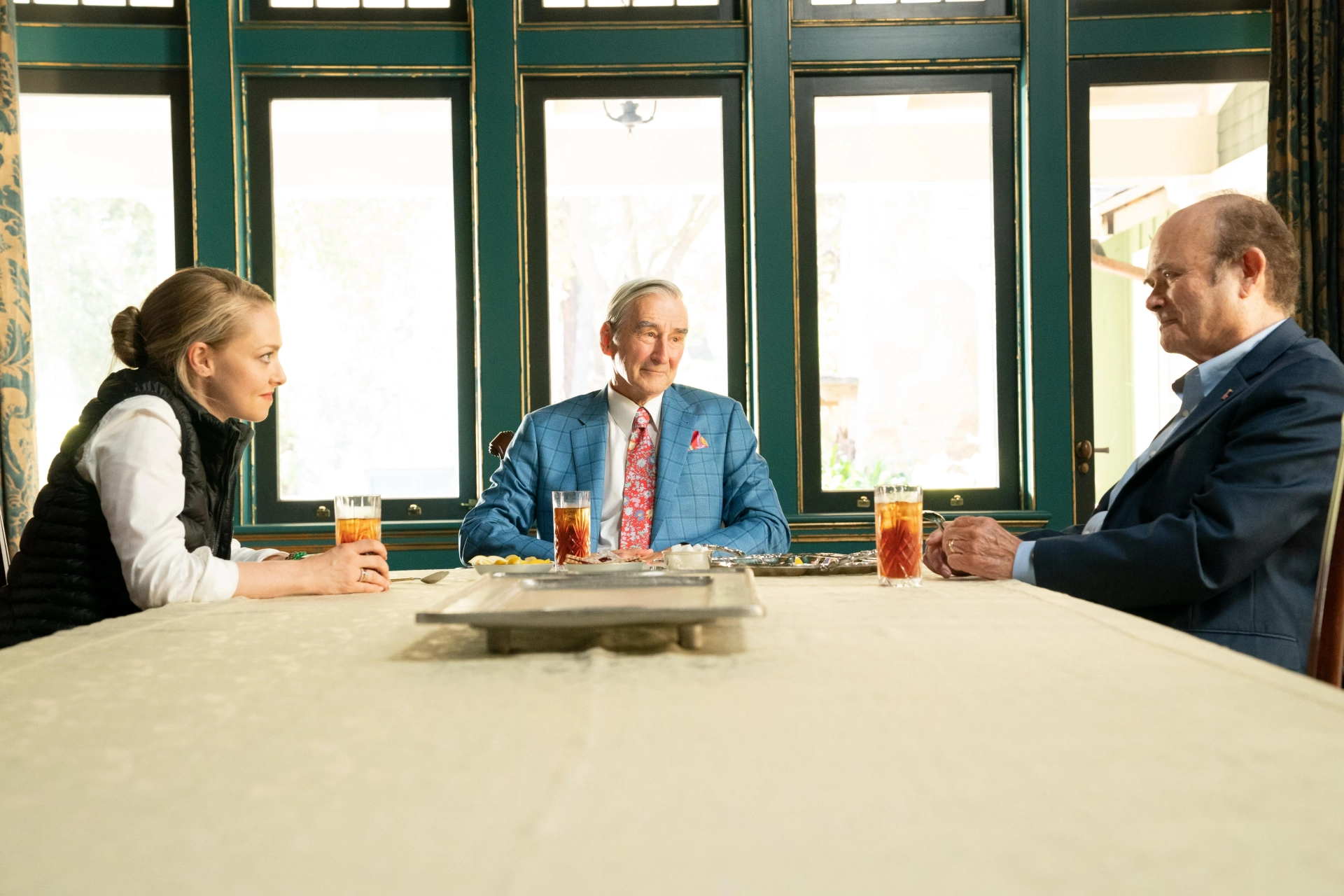 Kurtwood Smith, Sam Waterston, and Amanda Seyfried in The Dropout (2022)