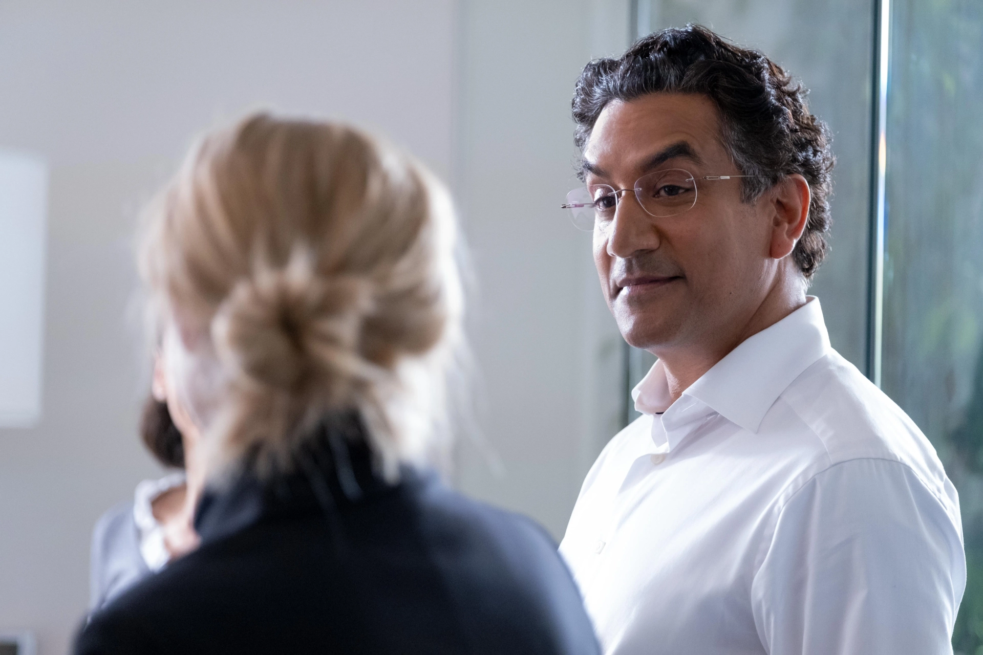 Naveen Andrews and Amanda Seyfried in The Dropout (2022)