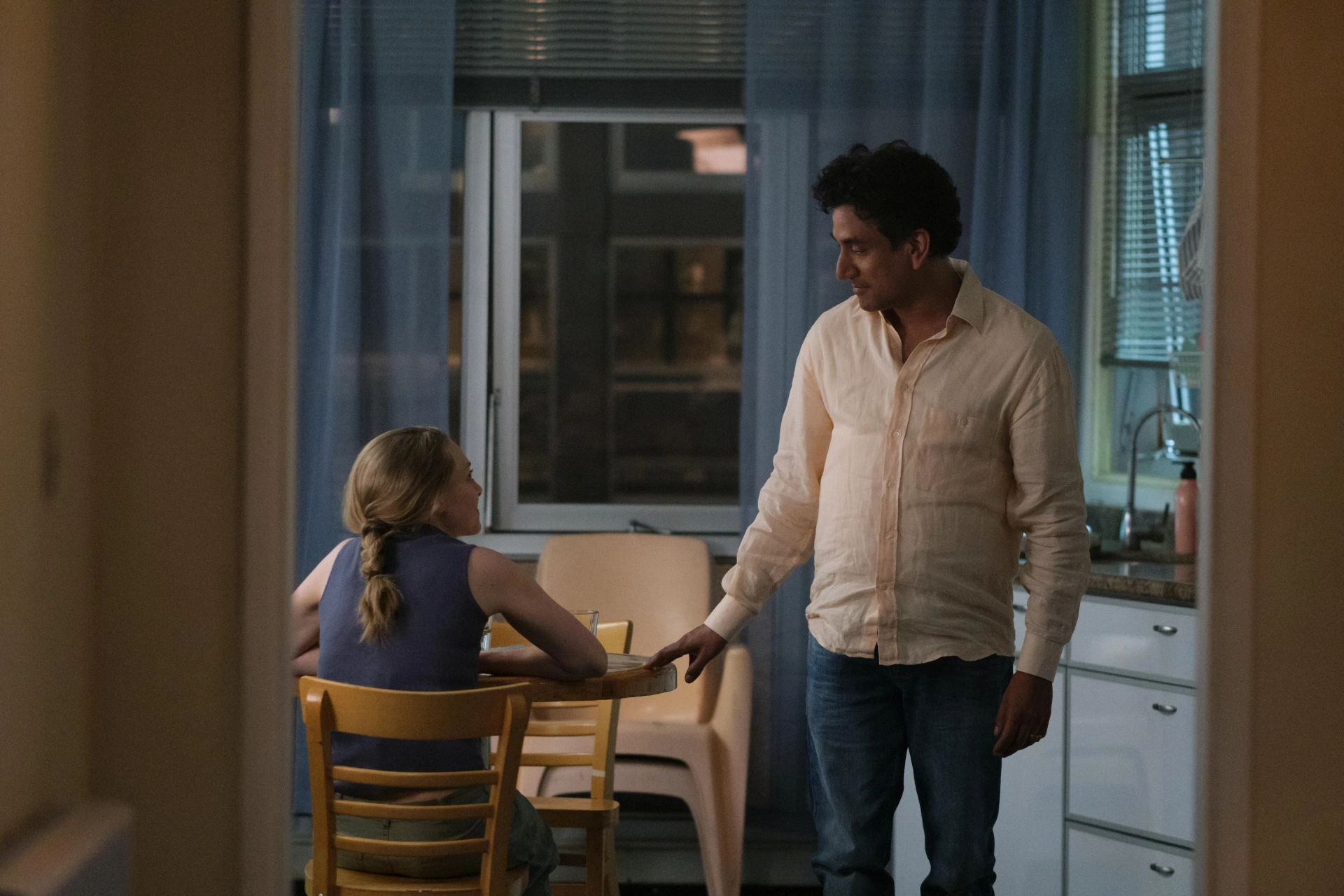 Naveen Andrews and Amanda Seyfried in The Dropout (2022)