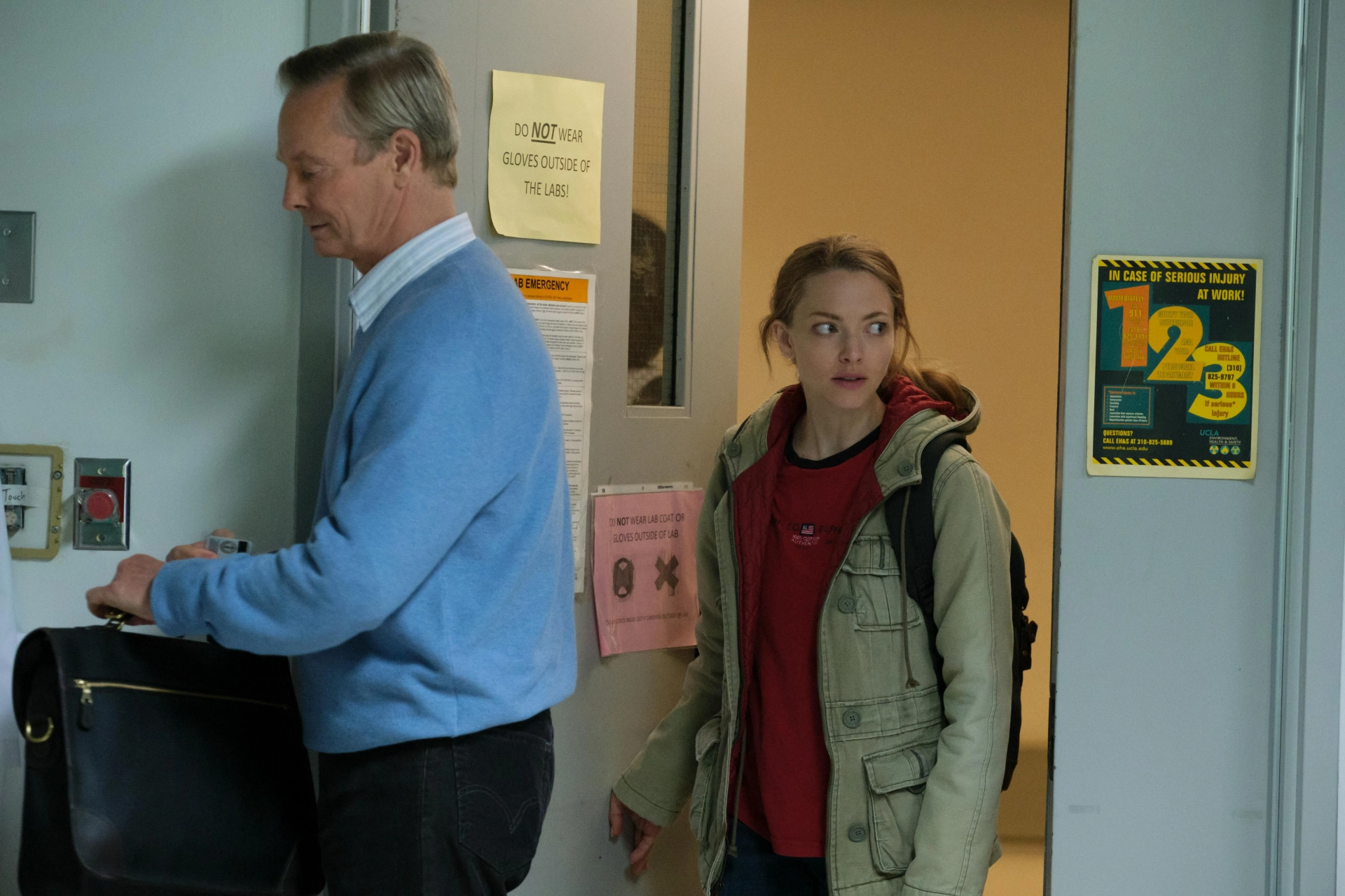 Bill Irwin and Amanda Seyfried in The Dropout (2022)