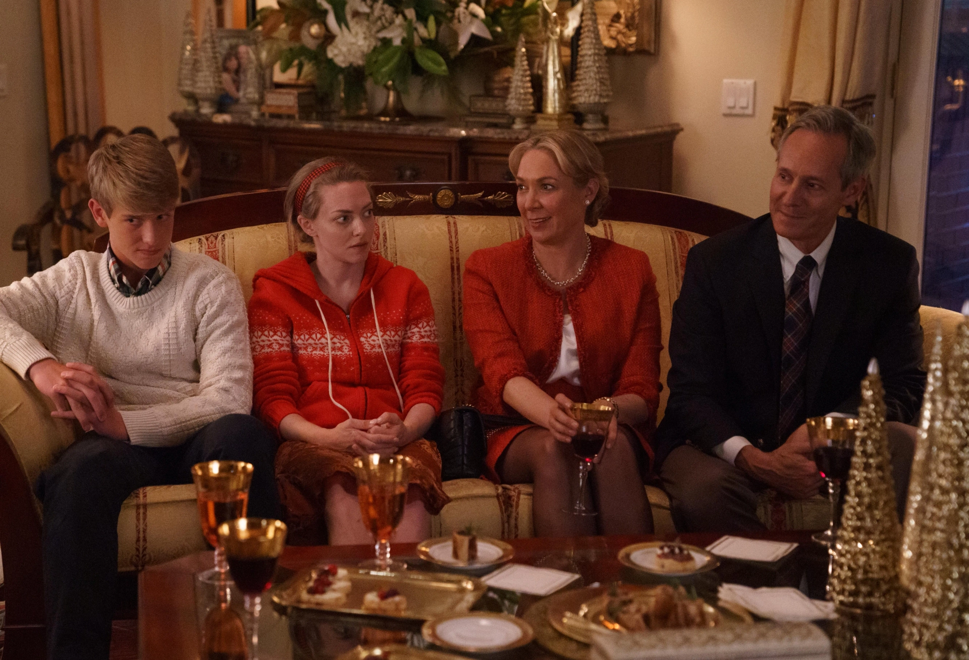 Michel Gill, Elizabeth Marvel, Amanda Seyfried, Noel Holmes, and Jake Satow in The Dropout (2022)