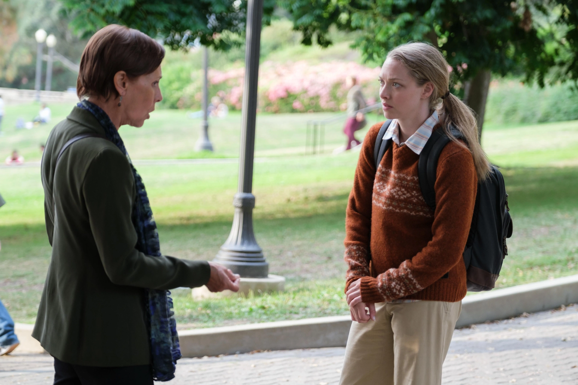 Laurie Metcalf and Amanda Seyfried in The Dropout (2022)