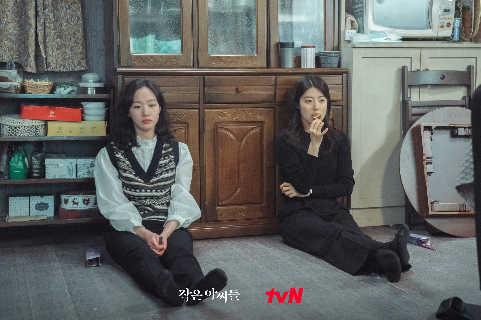 Nam Ji-hyun and Kim Go-eun in Little Women (2022)