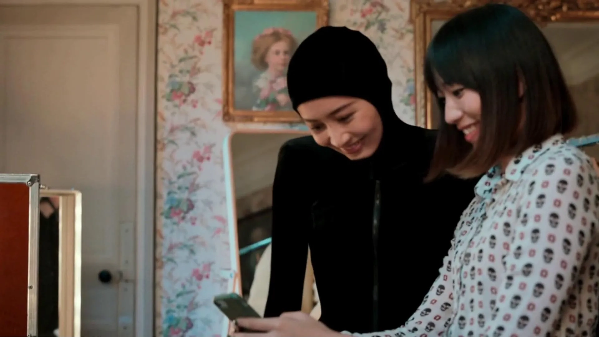 Kelly Wing Kyu Chan and Fala Chen in Irma Vep (2022)