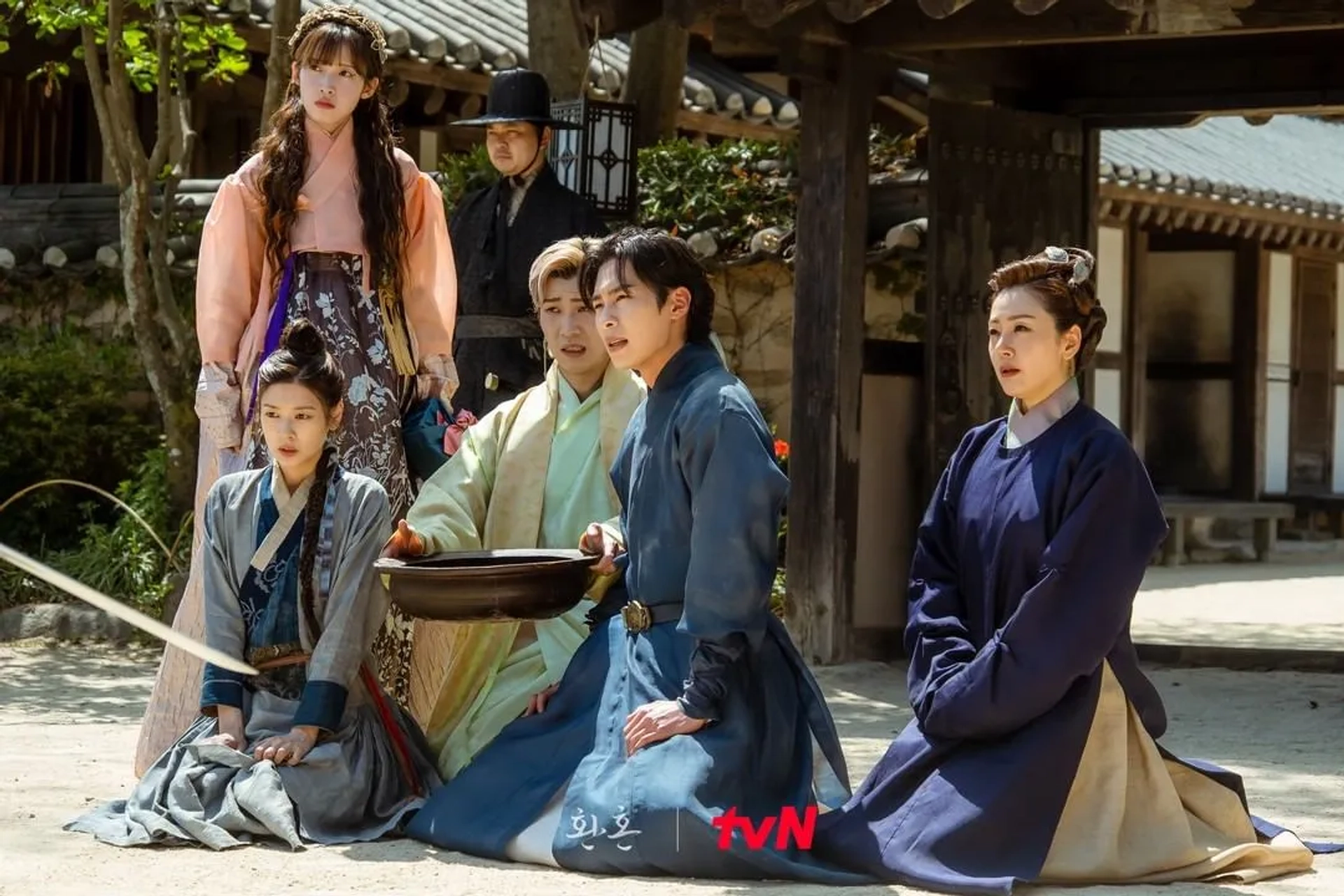 Jae-Wook Lee, Choi Ye-won, Jung So-Min, Na-ra Oh, and In-soo Yoo in Alchemy of Souls (2022)