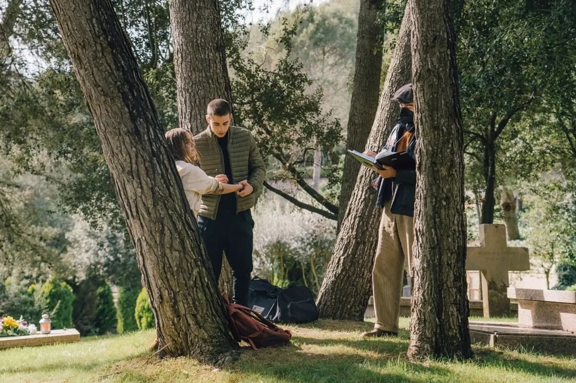 Julio Peña and Clara Galle in Through My Window (2022)