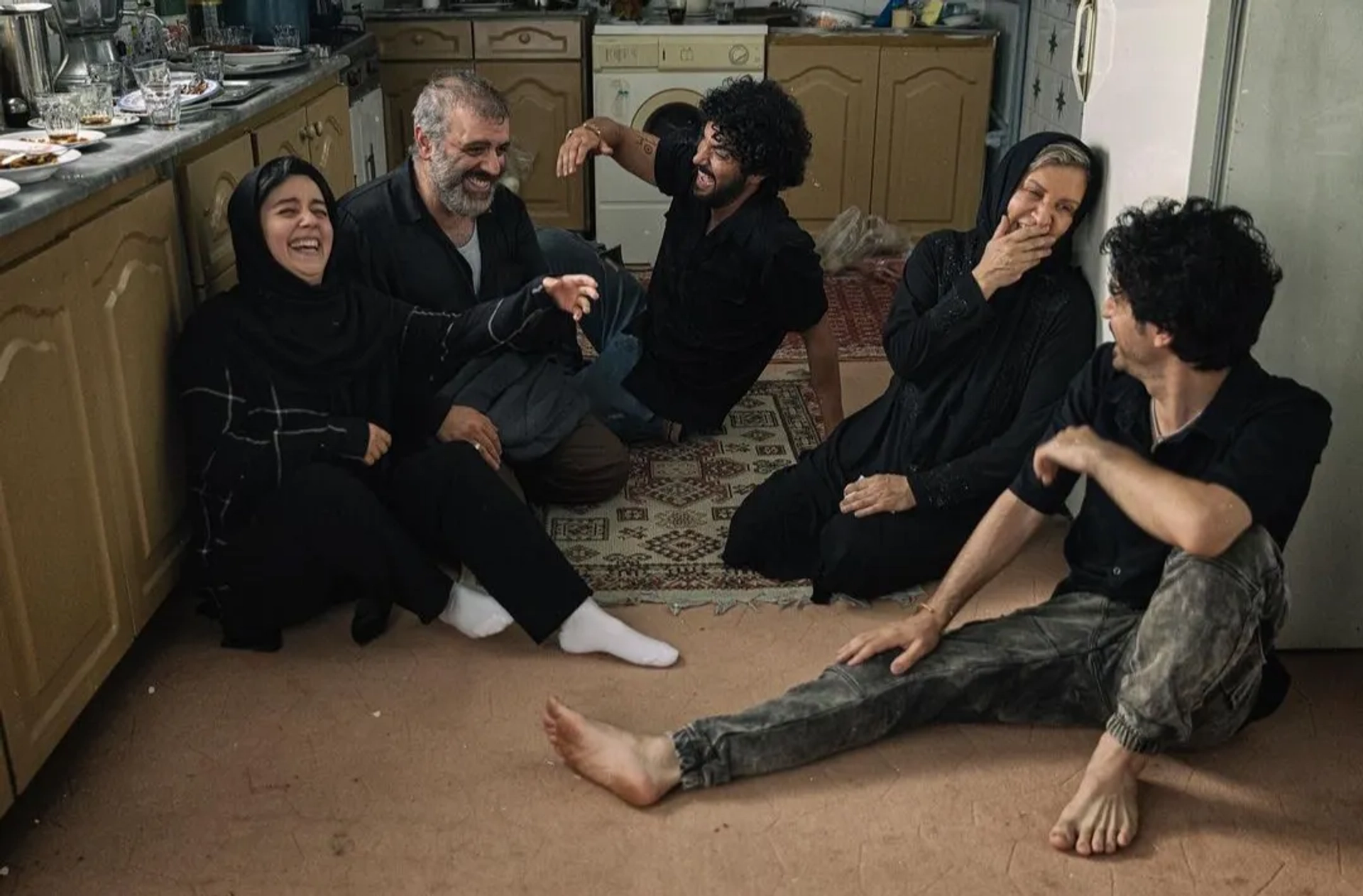 Roya Teymourian, Behrang Alavi, Nazanin Bayati, and Sina Mehrad in The Deceased (2022)