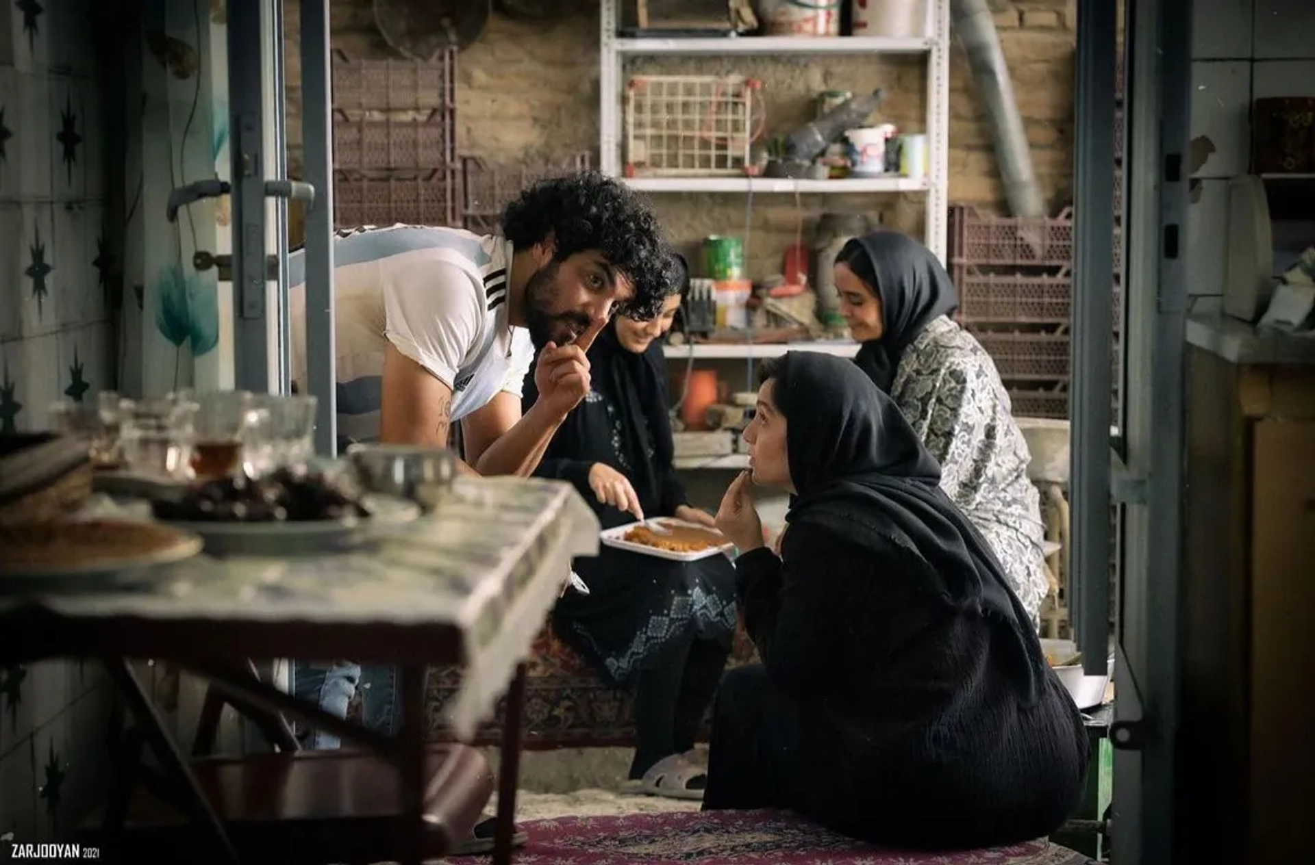 Nazanin Bayati and Sina Mehrad in The Deceased (2022)