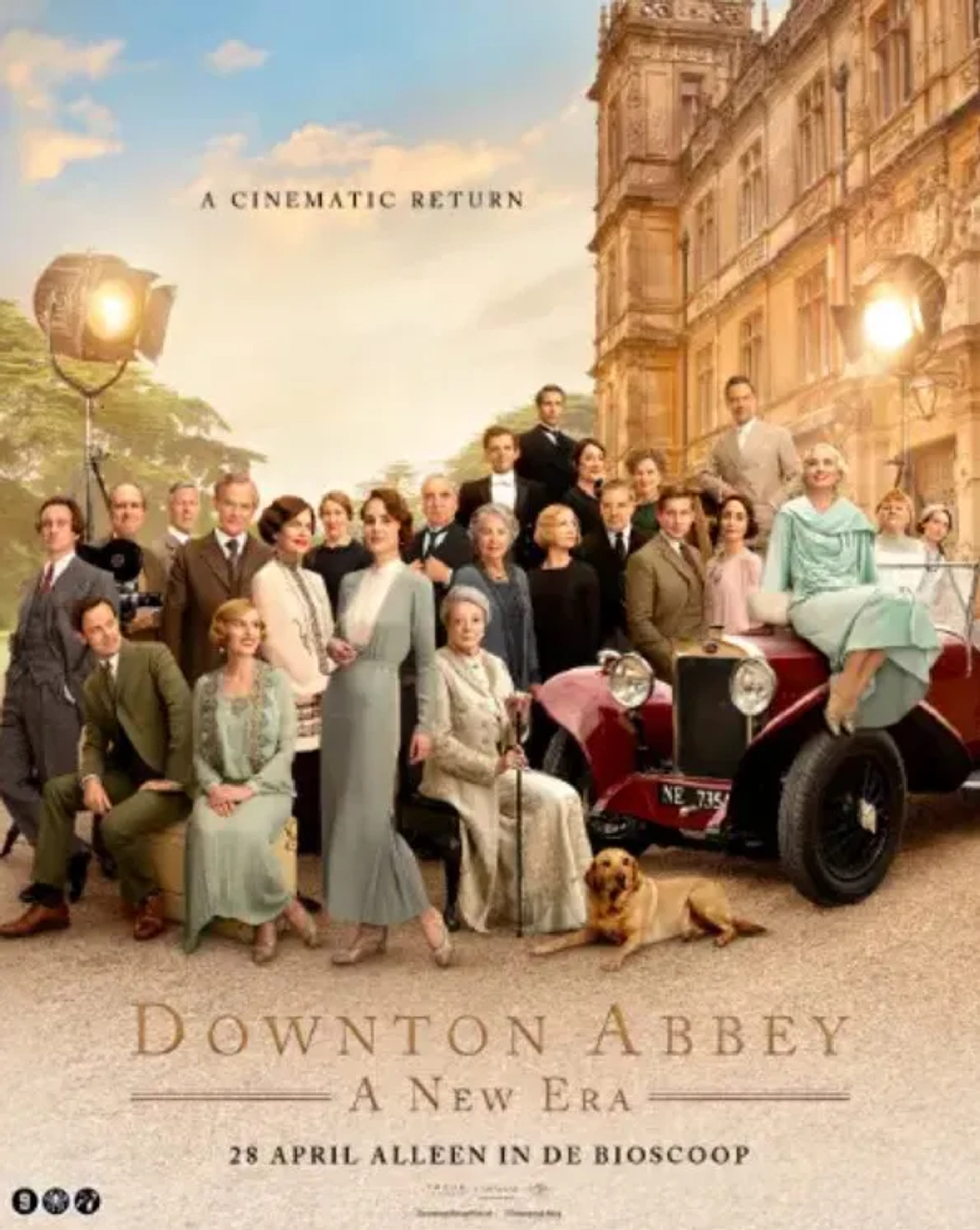 Elizabeth McGovern, Maggie Smith, Imelda Staunton, Hugh Bonneville, Jim Carter, Brendan Coyle, Hugh Dancy, Kevin Doyle, Joanne Froggatt, Phyllis Logan, Lesley Nicol, Douglas Reith, Dominic West, Penelope Wilton, Allen Leech, Robert James-Collier, Michelle Dockery, Harry Hadden-Paton, Laura Haddock, Sophie McShera, Tuppence Middleton, Laura Carmichael, and Michael Fox in Downton Abbey: A New Era (2022)