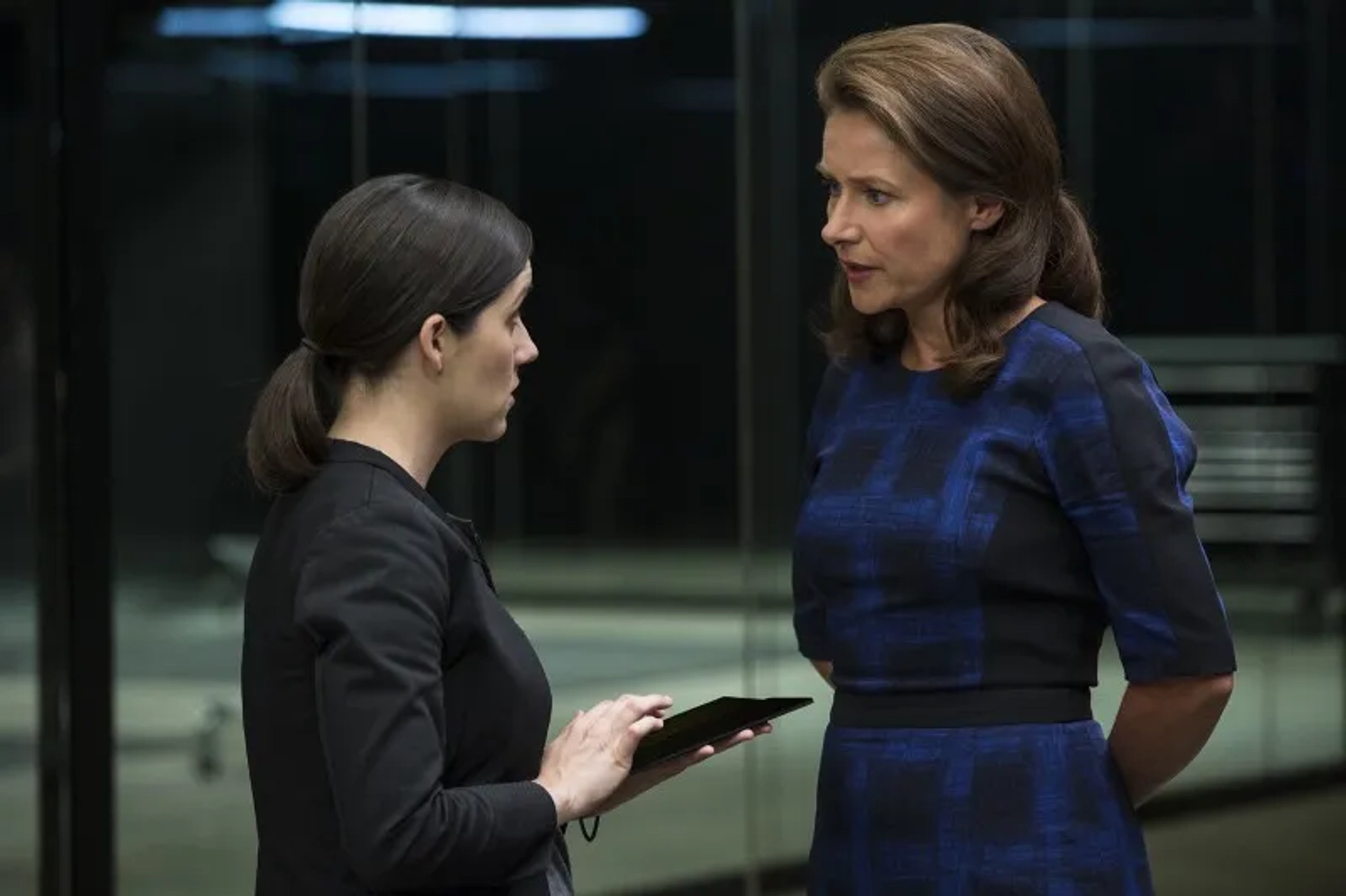 Sidse Babett Knudsen and Shannon Woodward in Westworld (2016)